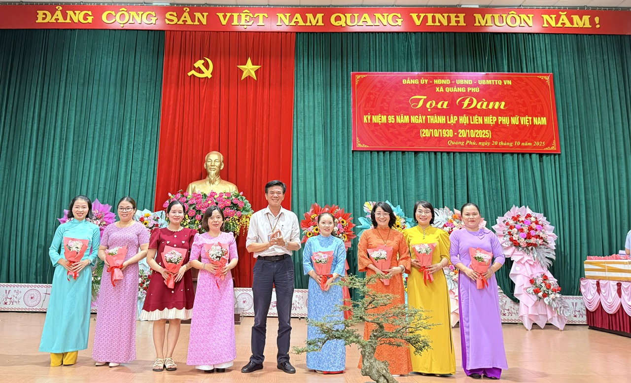Đồng chí Nguyễn Công Văn – Phó Bí thư Đảng ủy, Chủ tịch UBND xã tặng hoa cho các chị em phụ nữ